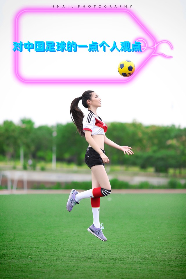 运动员们在足球场上正尽情释放自己的能量