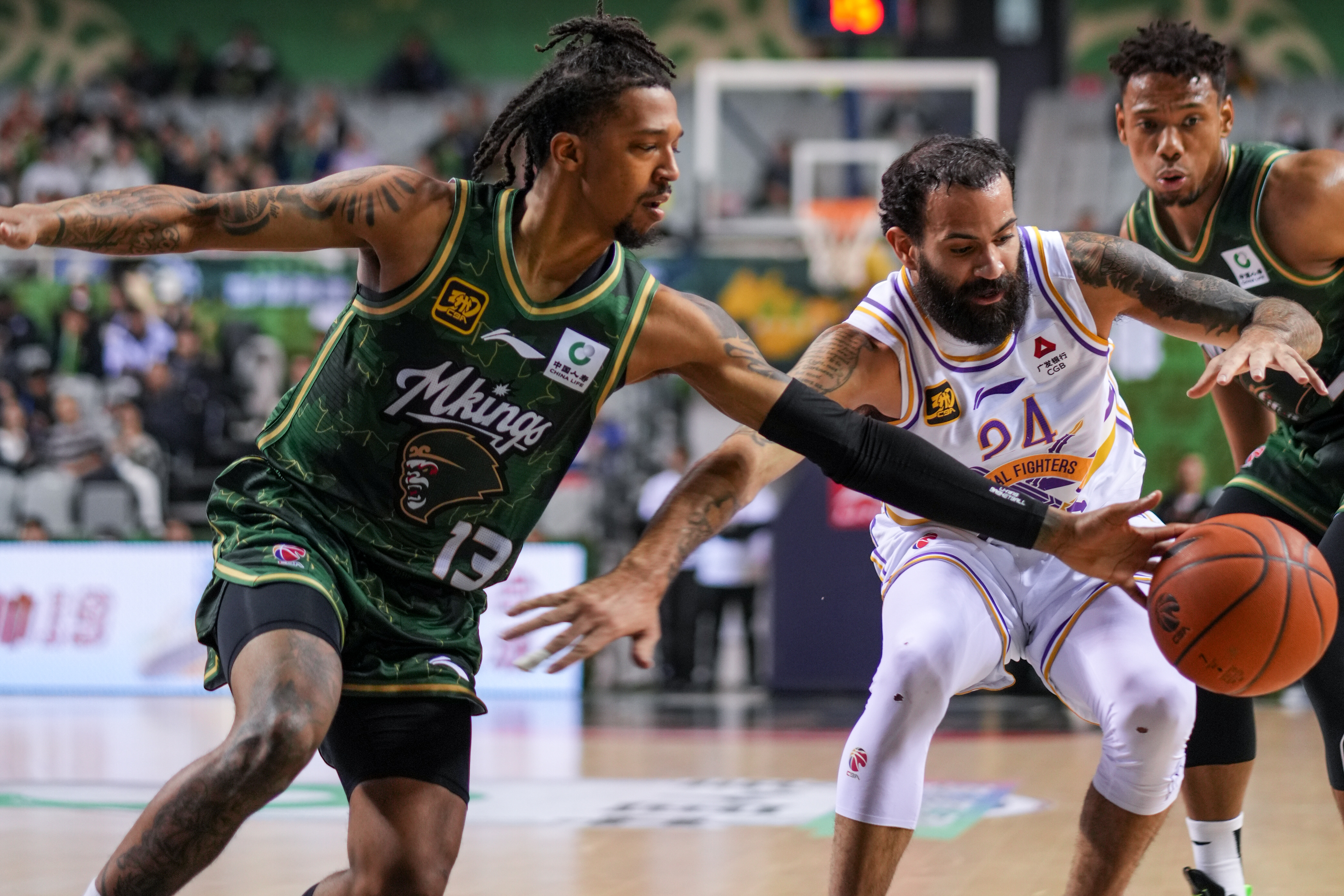 关于强队间对决的激烈拼抢,场上反复激烈变化的信息 关于强队间对决的激烈拼抢,场上反复激烈变化的信息