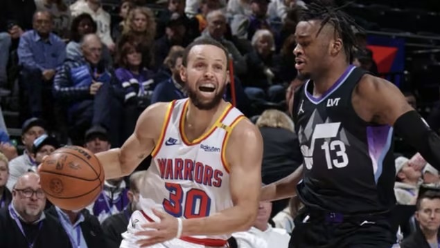 开云体育中国-勇士客场遭爵士绝杀,库里无奈